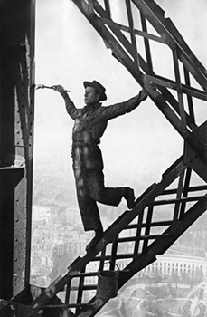 Марк Рибу. Маляр на Эйфелевой башне, Париж. 1968