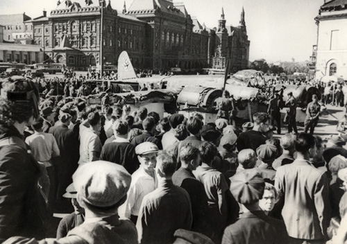 А.Устинов. Первый сбитый над Москвой фашистский самолет на площади Свердлова. 1941